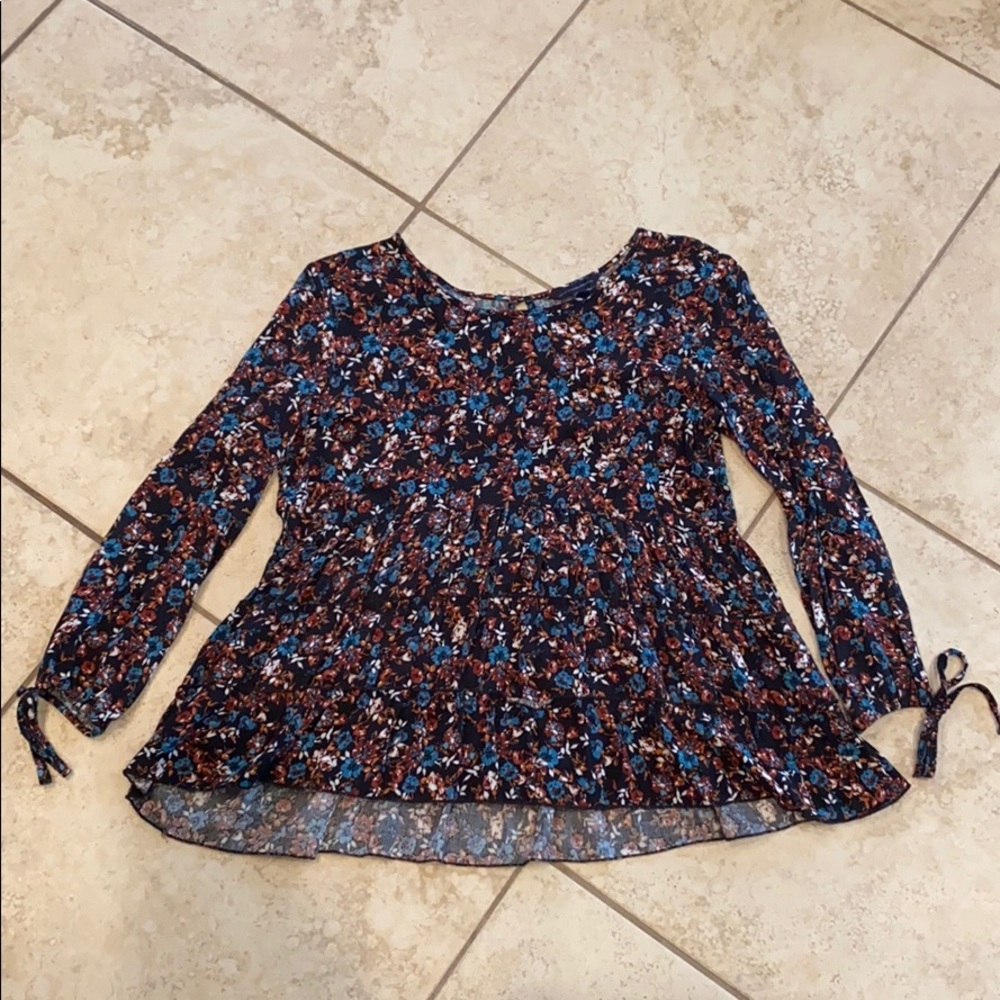 EUC. American Eagle. Flowered Top. 7/8 sleeve.